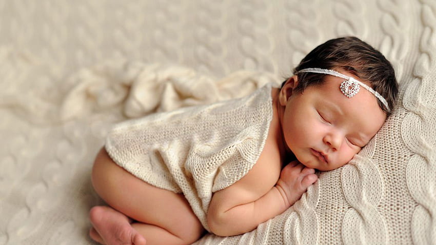 Bayi Anak yang baru lahir Tidur di Kain Rajutan Wol Dengan Latar Belakang Blur Lucu Wallpaper HD