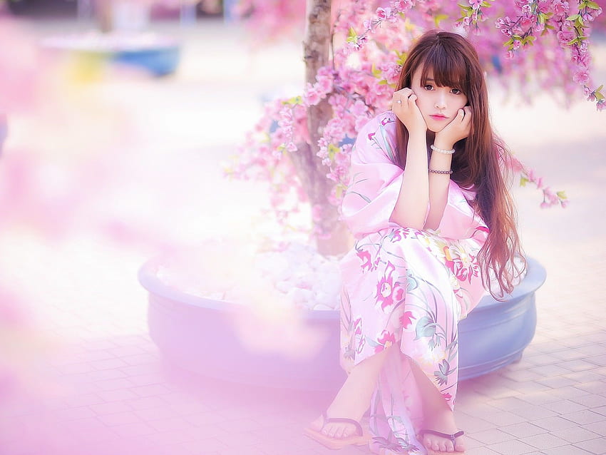 Hermosa chica japonesa, kimono, rosa. fondo de pantalla