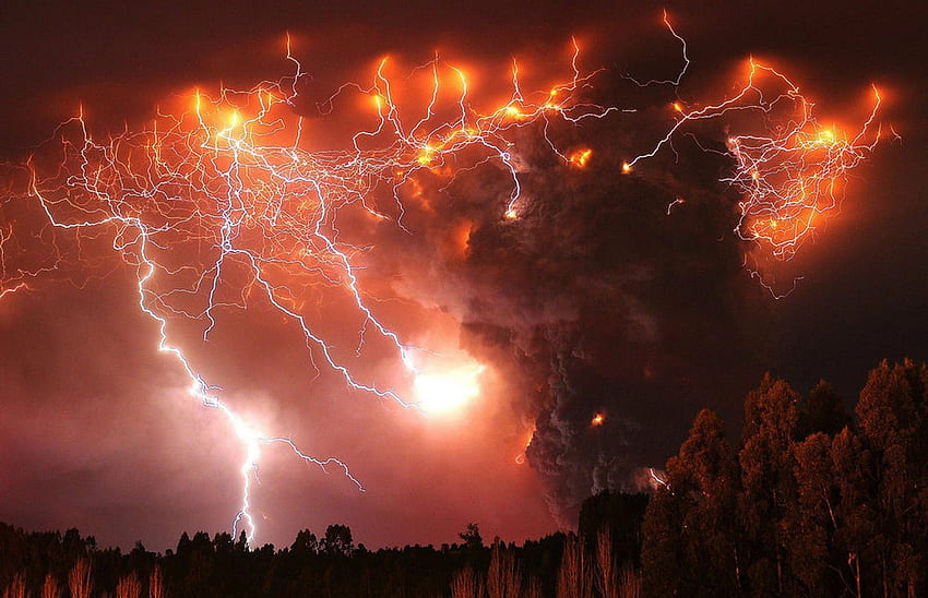 Lámina enmarcada - Erupción de volcán épica con tormenta de iluminación roja de fuego (Arte) fondo de pantalla