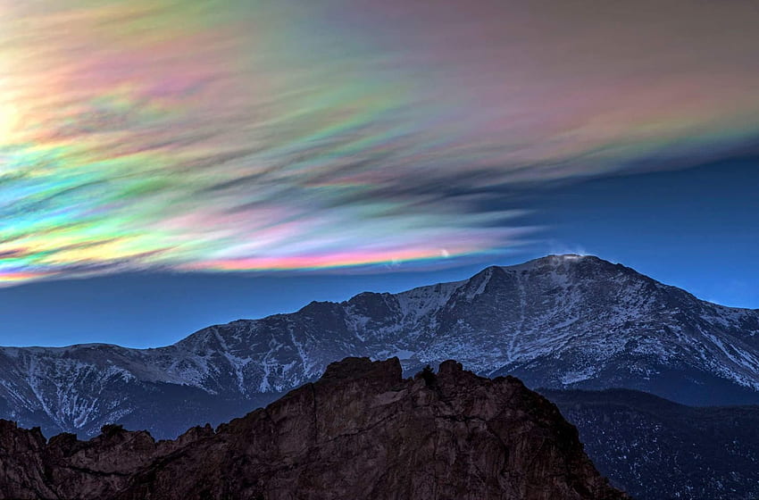 Awan Iridescent di atas Pikes Peak [2048 x 1350] Wallpaper HD