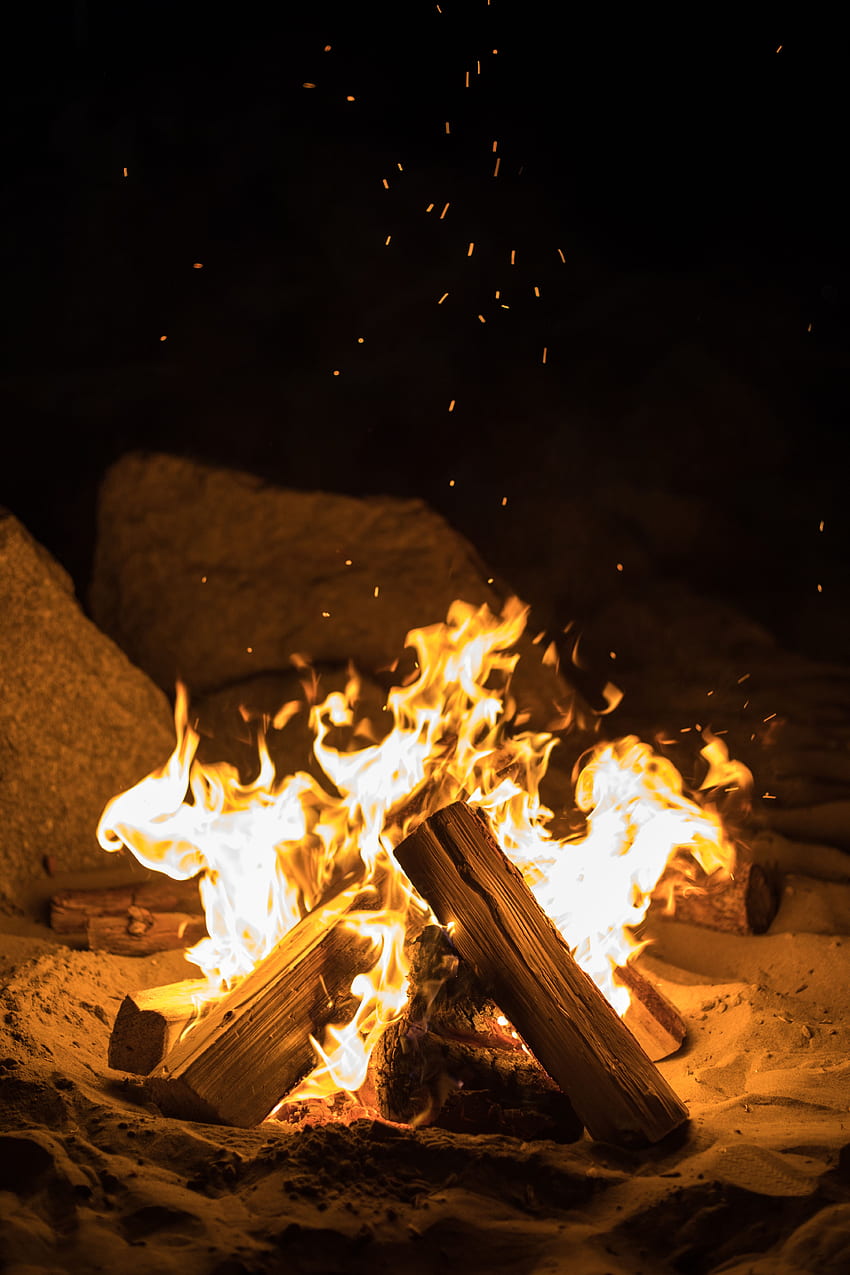 火、たき火、夜、闇、炎、火花、薪 HD電話の壁紙