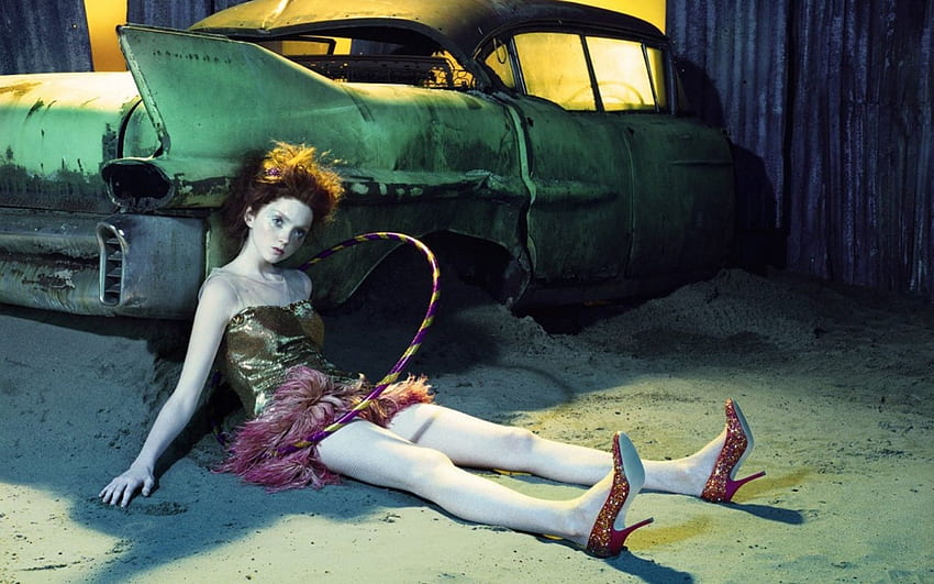 Lily Cole, modelo, stiletto, coche, niña, actriz, mujer, retro, rosa, verde, amarillo fondo de pantalla