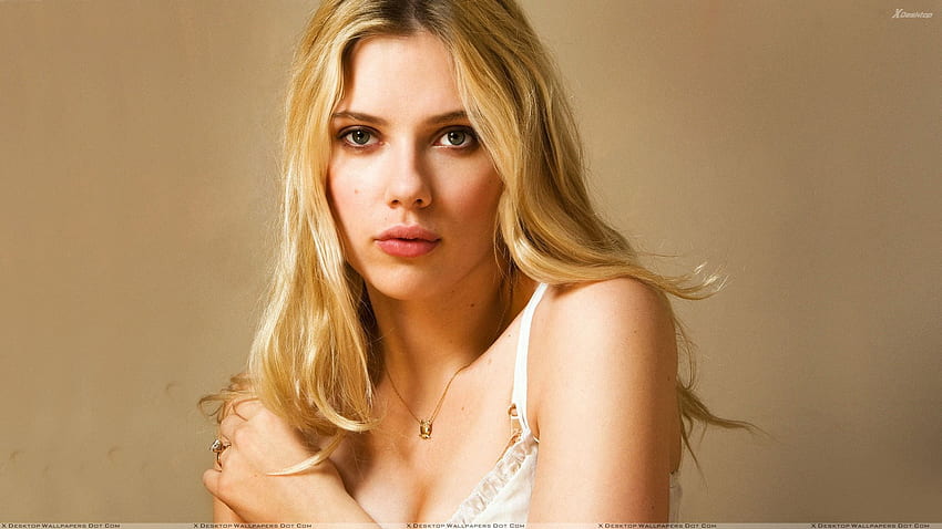 Scarlett Johansson guardando la posa frontale della camera Sfondo HD