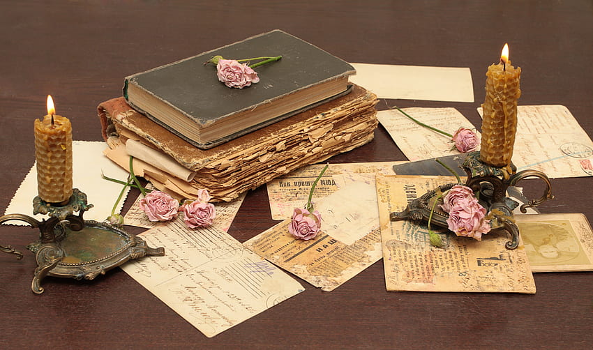 Flores, rosas, velas, cartões postais, livros, diversos, diversos, antigos, vintage, mesa, papel, cartas, castiçais papel de parede HD