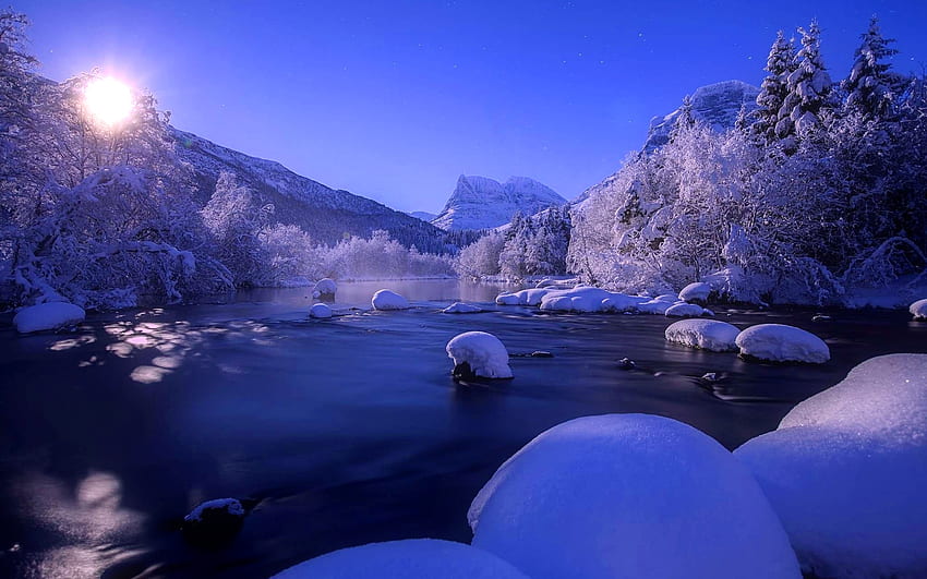 Montagne et lac en hiver, rivière, hiver, gel, scène, paysage, froid, beau, montagne, lac, réflexion, neige, ciel, soleil, glace Fond d'écran HD