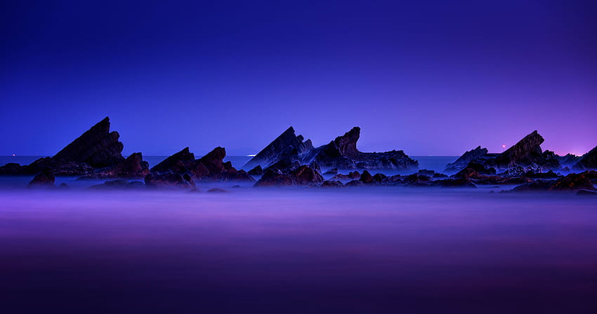 Langit ungu, matahari terbenam, bebatuan, pantai, pantai, pemandangan laut Wallpaper HD
