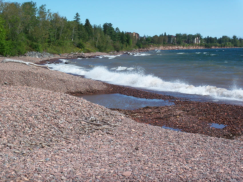 石畳のビーチ、波、石畳、水、岩、湖、ビーチ 高画質の壁紙