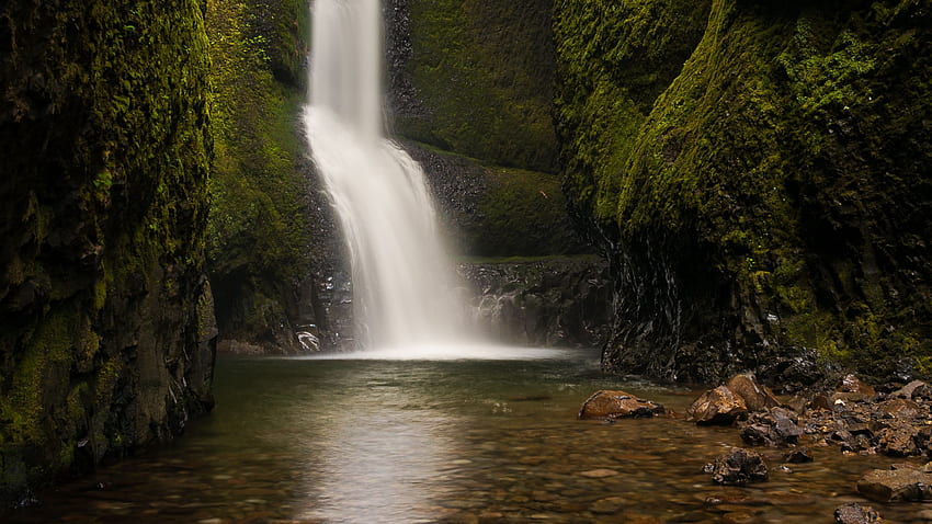 Algenbedeckte Steinfelsen Wasserfall Bachsteine ​​in der Natur des Sees HD-Hintergrundbild