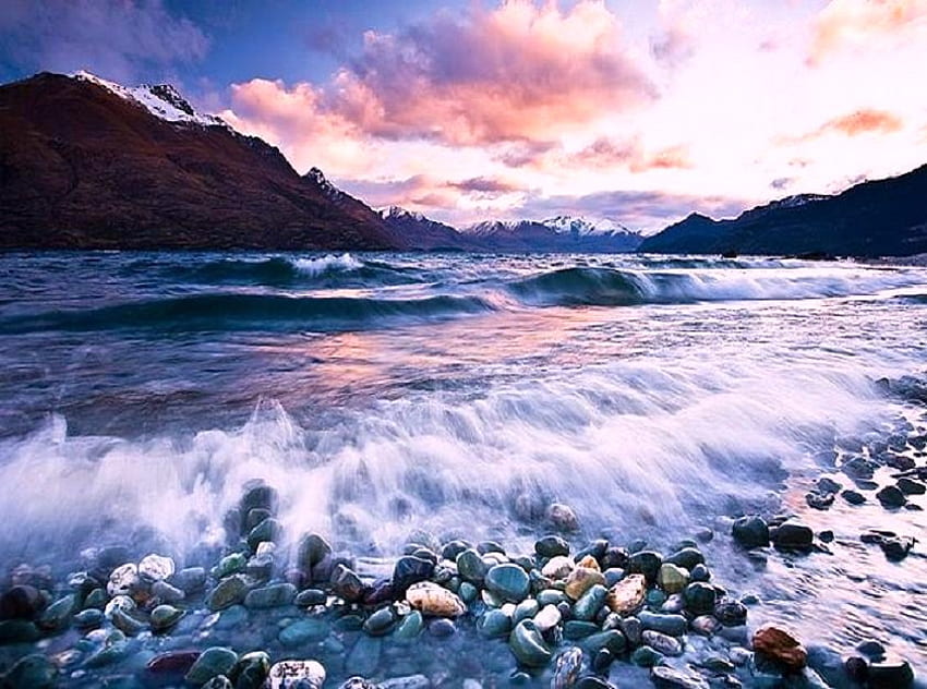 Zachód słońca w Nowej Zelandii, skały, odbicia, fale, fale, różowy i niebieski, klify, światło, chmury, zachód słońca Tapeta HD
