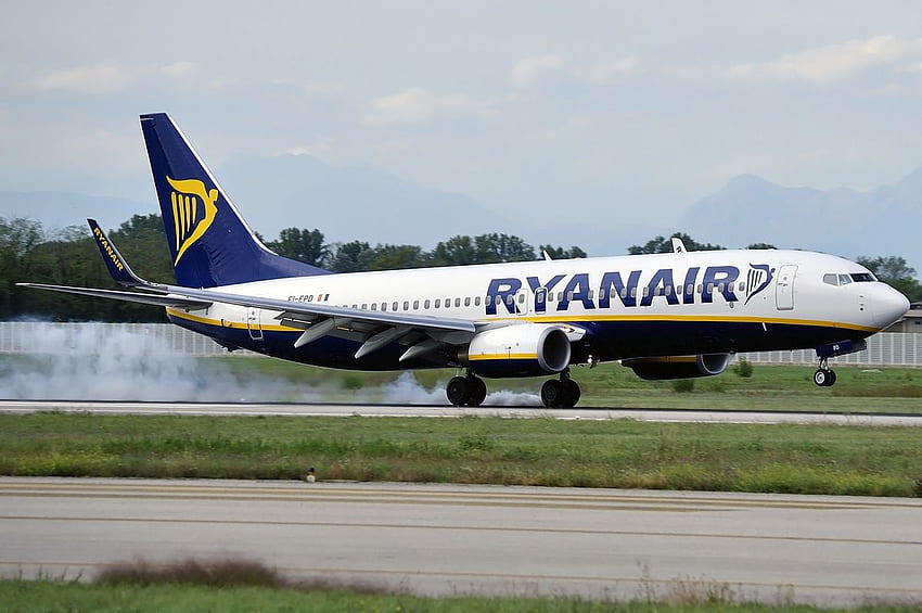 Ryanair Boeing 737 800 Smoke On Touch Down Aircraft Flying Magazine HD wallpaper