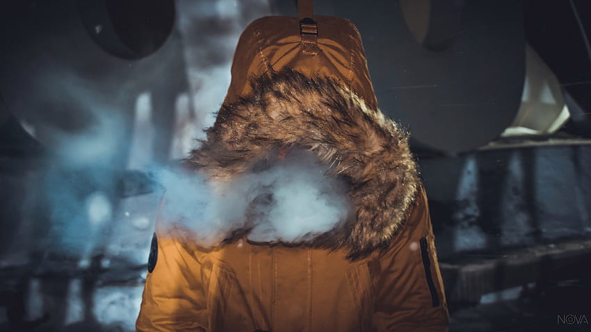 persona anónima con un abrigo peludo con capucha que exhala un retrato de smokecity, personajes peludos fondo de pantalla