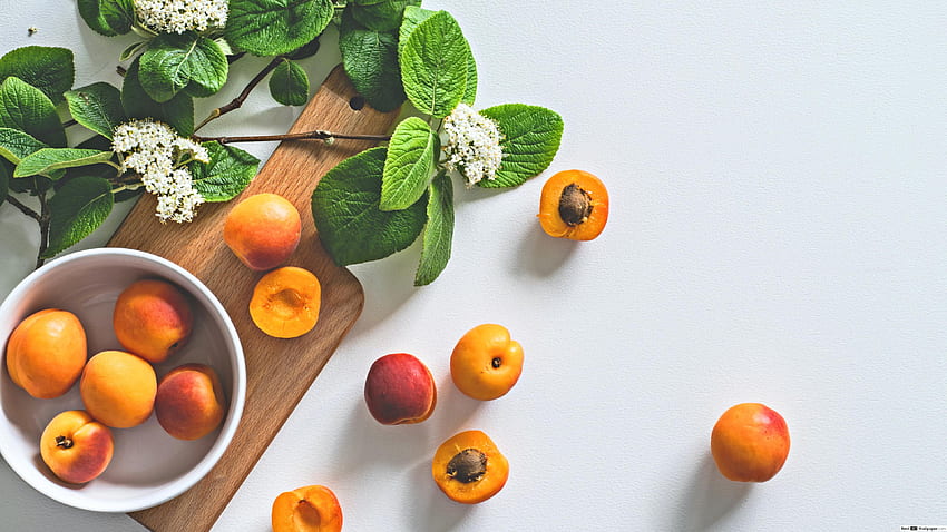Sweet Peach Apricot dalam mangkuk dengan papan kayu dan bunga putih Wallpaper HD