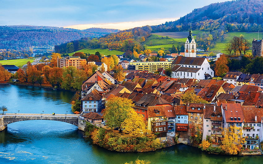 Swiss River Village en otoño, colinas, árboles, puente, iglesia, agua, bosque, casas fondo de pantalla