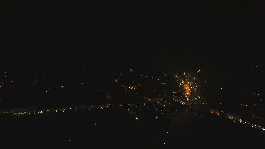 Изглед от въздуха Красиво видео с фойерверки от дрона през нощта, Естетика на бялото пространство HD тапет