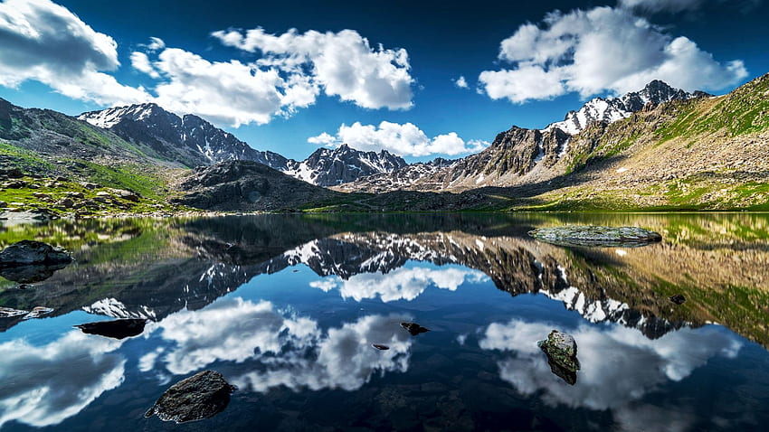 Riflessi mattutini cristallini in uno dei laghi d'alta quota a Boz-Uchuk, Kirghizistan, paesaggio, nuvole, cielo, montagne, acqua, riflessi Sfondo HD