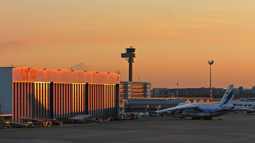Międzynarodowy port lotniczy Düsseldorf, hangar LTU o wschodzie słońca Tapeta HD