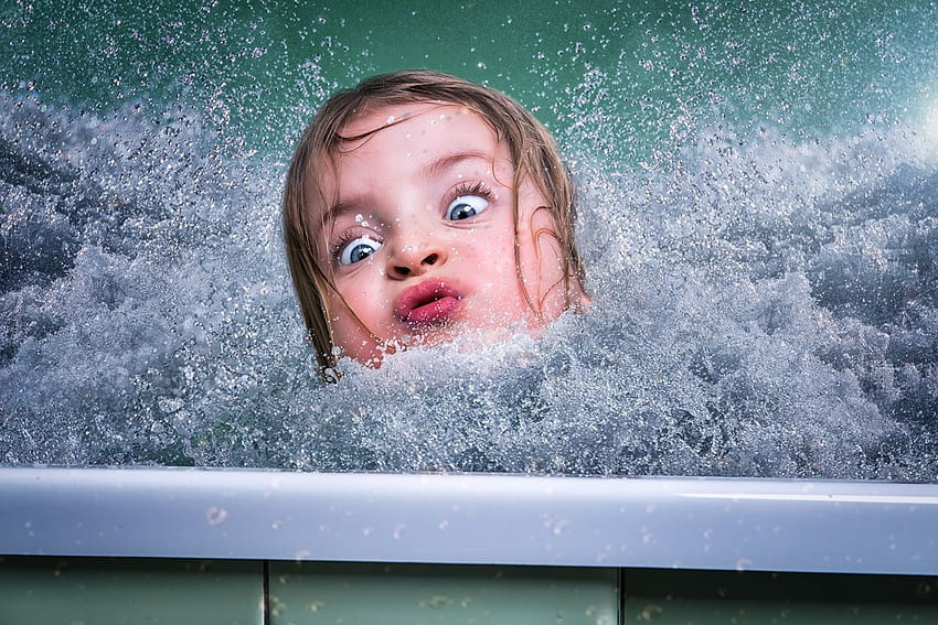 Apenas uma onda no banho, onda de verão garota de água copil, banho, john wilhelm, copil, verão, engraçado, água, criança, vara, onda papel de parede HD