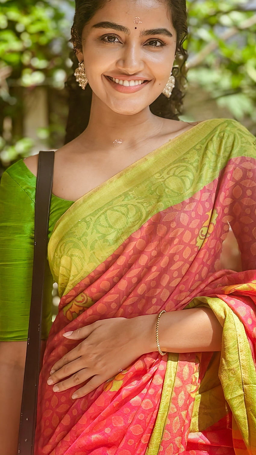 Anupama parmeshwaran , actrice malayalam, beauté saree Fond d'écran de téléphone HD