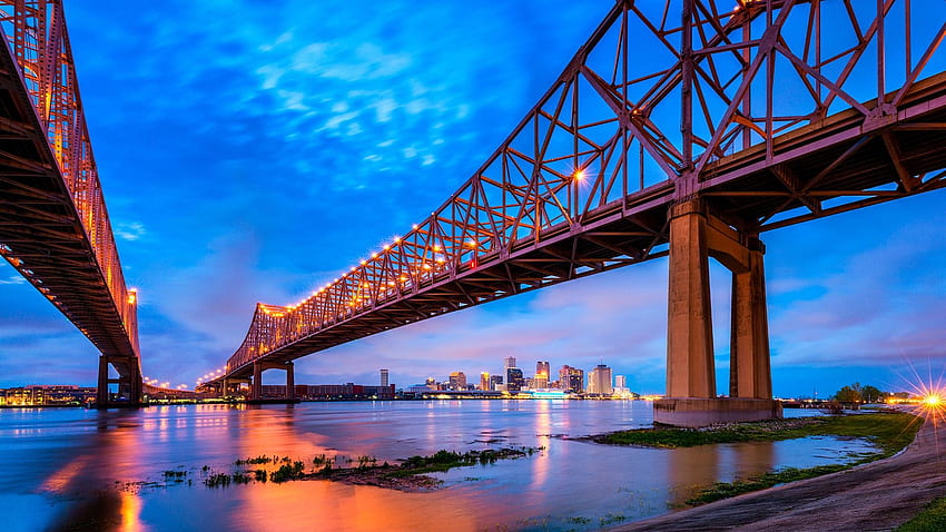 米国ルイジアナ州夕暮れ時のミシシッピ川からのニューオーリンズのスカイラインビュー。 Windows 10 スポットライト 高画質の壁紙