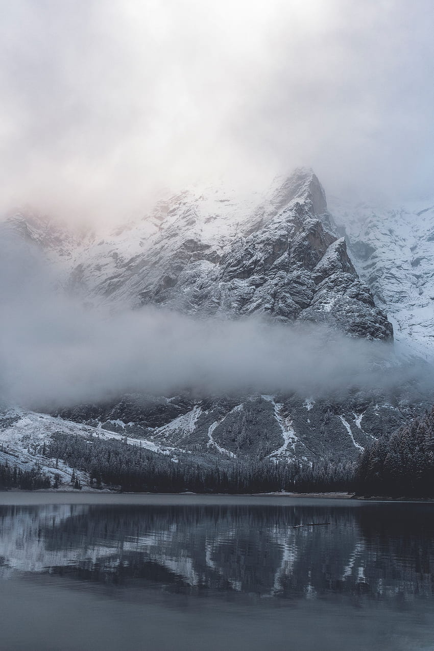 Natura, góry, chmury, jezioro, brzeg, bank, pokryte śniegiem, ośnieżone Tapeta na telefon HD