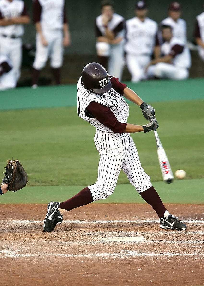 : бейзболен играч, който размахва бухалка срещу бейзбол през деня, тесто, удряне HD тапет за телефон