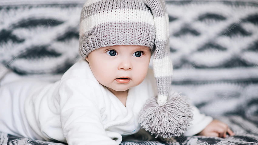 Şirin Erkek Bebek Beyaz Elbise Ve Yün Örme Şapka Giyen Bez Üzerinde Uzanmış Sevimli HD duvar kağıdı
