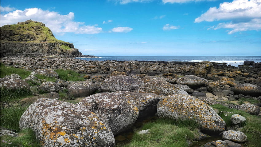Grobla Olbrzyma, Irlandia Północna, morze, wybrzeże, chmury, niebo, skały Tapeta HD