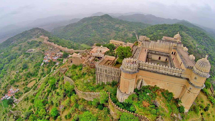 Il forte di Kumbhalgarh nel Rajasthan ha il secondo muro più grande del mondo. Località turistiche, Destinazioni di vacanza, Turista Sfondo HD