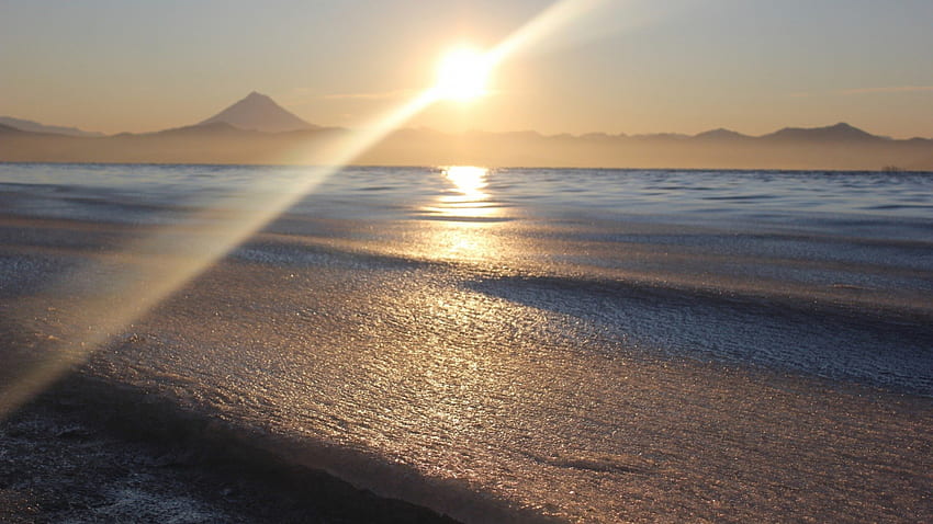 incroyable lever de soleil sur la plage, mer, vagues, rayons de soleil, montagnes, lever de soleil, plage Fond d'écran HD
