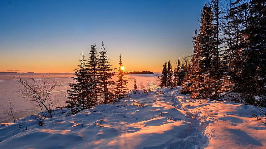 オンタリオ州サンダーベイ市の近くのスペリオル湖に沈む黄金の夕日、冬、カナダ、日没、雪 高画質の壁紙