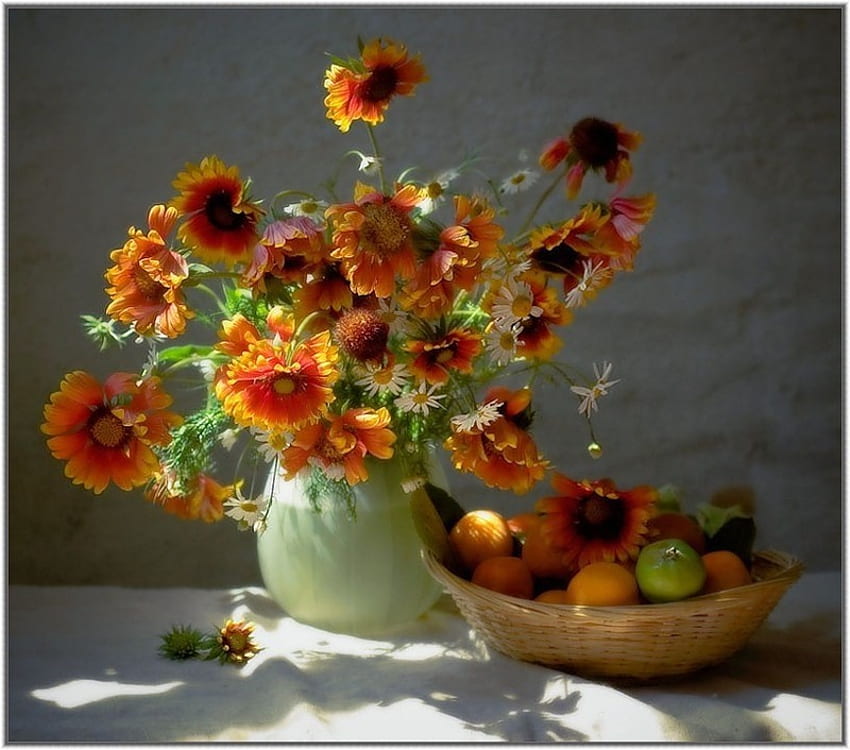 Ciepła poświata, kosz, wazon, owoce, kwiaty, pomarańcza, stokrotki Tapeta HD