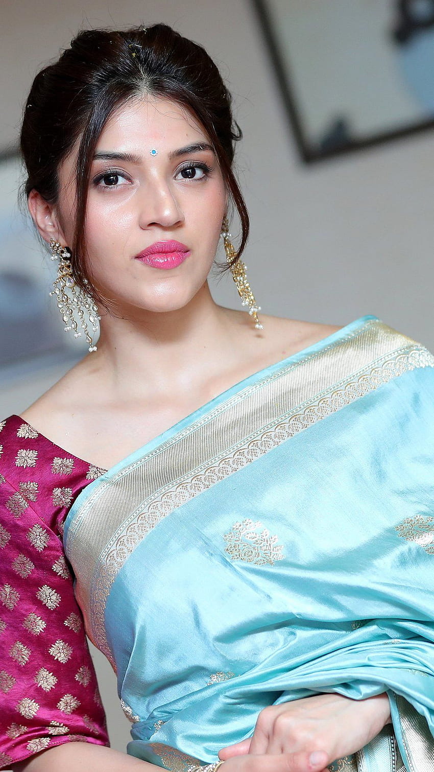 Mehreen Pirzada, amante del sari, actriz telugu fondo de pantalla del teléfono