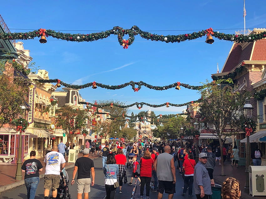 Garland Returns to Main Street USA at Disneyland for the Holidays HD wallpaper