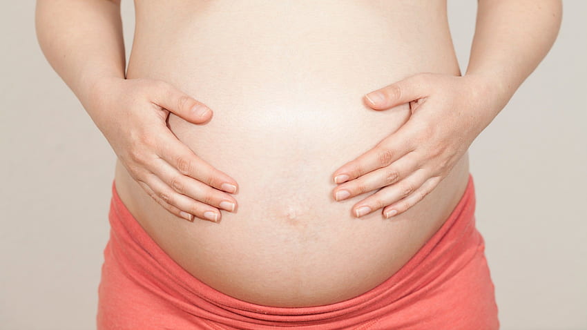 妊娠中の女性は、クロップトップを着ているためにレストランが彼女にサービスを提供することを拒否したと言います. アリュール、胃袋 高画質の壁紙