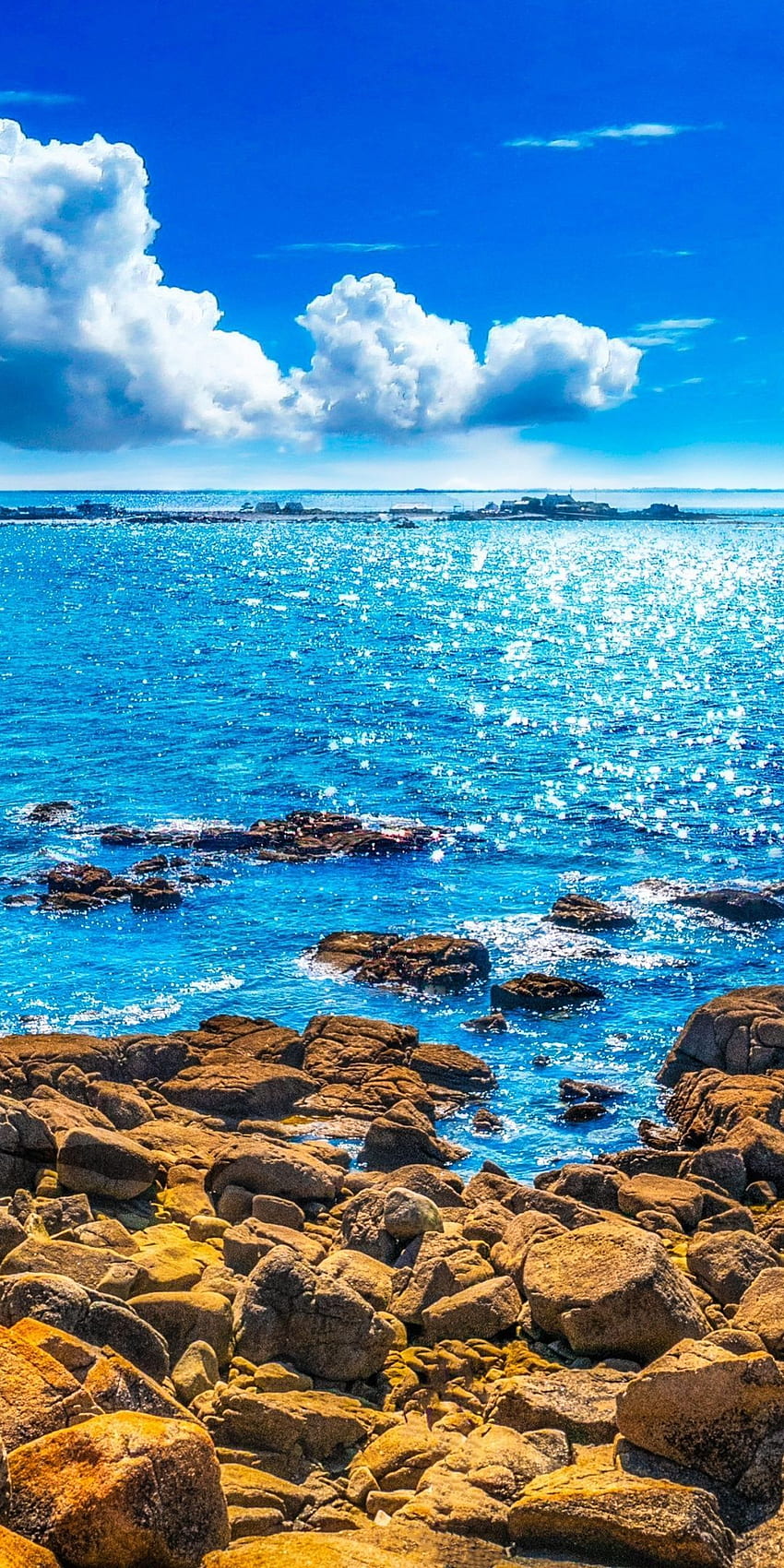 Bebatuan, pantai, hari yang cerah, laut biru, . Cantik wallpaper ponsel HD