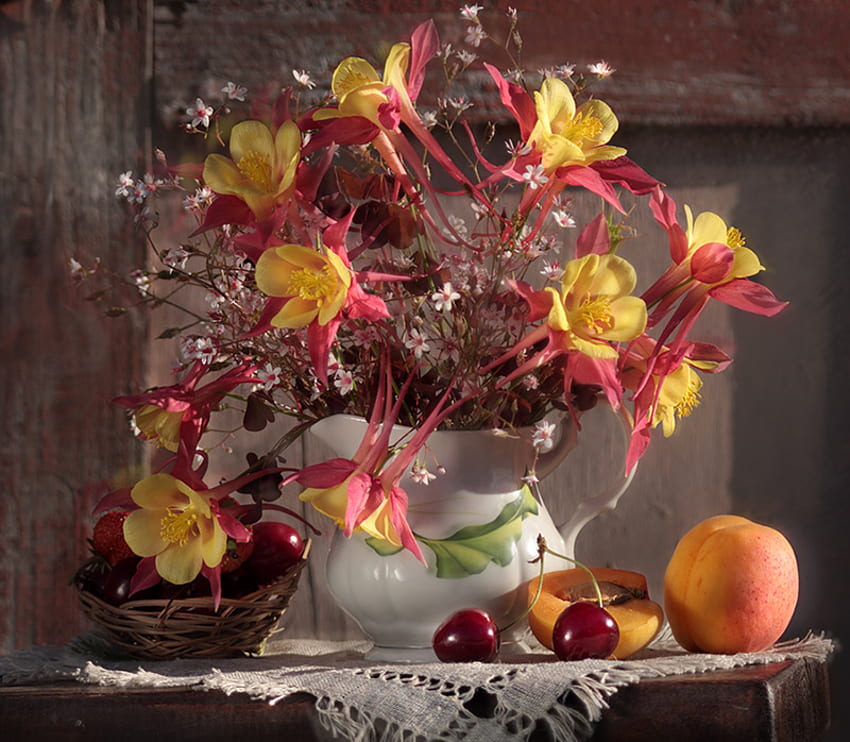 Великолепие, маса, череши, ваза, плодове, дантела, кошница, натюрморт, розово, жълто, праскови, цветя HD тапет