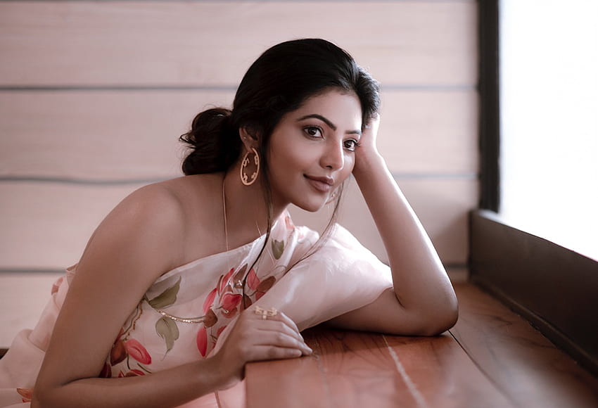 Hot actress Athulyaa Ravi in organza saree – Raag.fm HD wallpaper