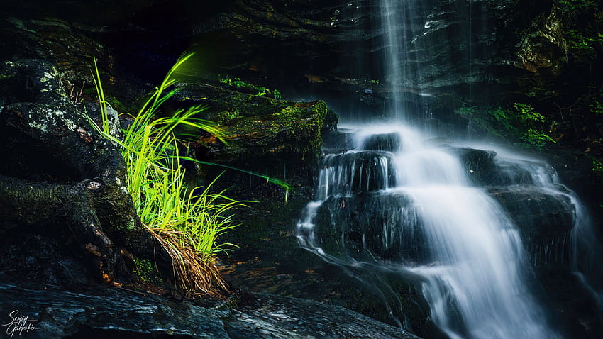 Cascade Waterfall Stream auf Steinen, grünes Gras, Felsen, Algen, Natur HD-Hintergrundbild