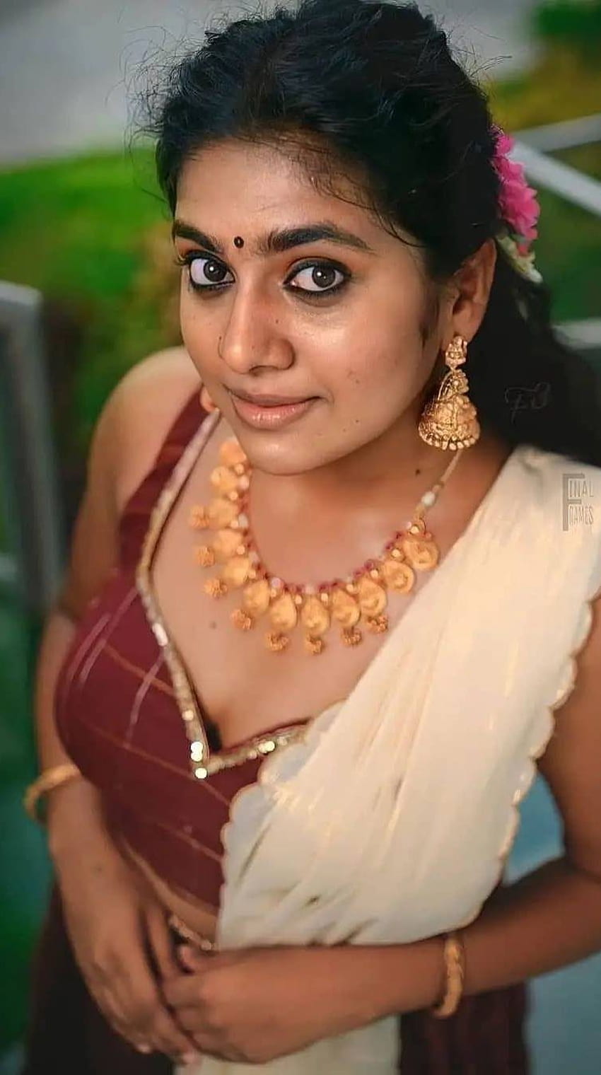 Nimisha Sajan, mallu aunty, dusky beautiful HD phone wallpaper ...