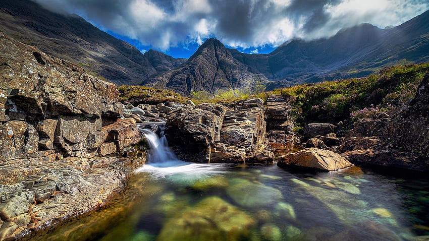 Le piscine delle fate, Isola di Skye, Scozia, paesaggio, nuvole, cielo, montagne, rocce, acqua, cascata, pietre Sfondo HD
