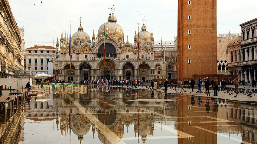 浸水したヴェネツィアのサンマルコ広場、洪水、人々、大聖堂、広場 高画質の壁紙