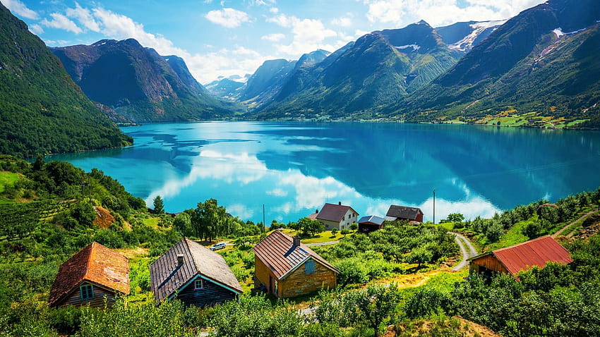 Jezioro w Norwegii, chmury, niebo, woda, domy, góry, odbicia, wioska Tapeta HD