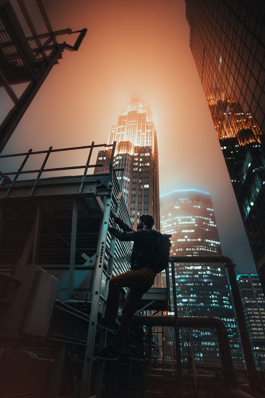 Mann beim Treppensteigen am Gebäude. Baugrafik, Business HD-Handy-Hintergrundbild