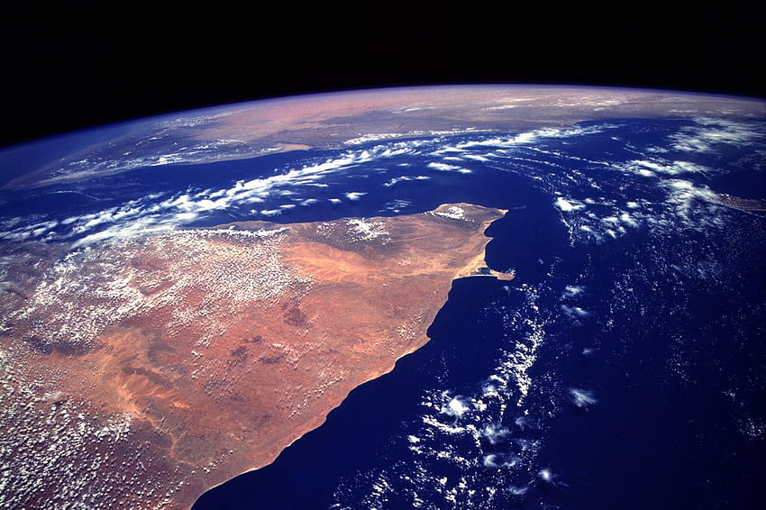 Was wäre, wenn Menschen den halben Planeten der Tierwelt überlassen würden? Ein Gespräch mit E.O. Wilson. Horn von Afrika, Satellit, Erde HD-Hintergrundbild