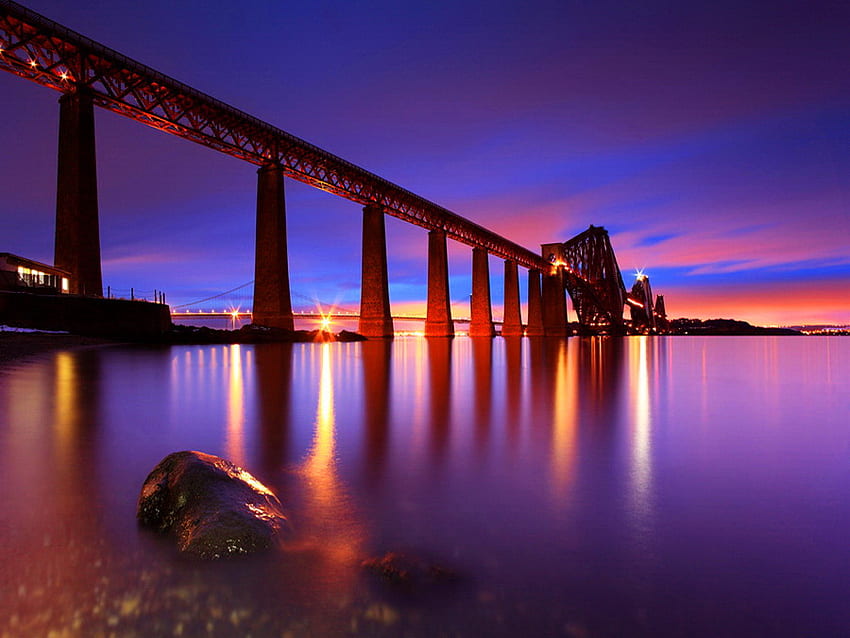 Jembatan di atas laut di malam hari, malam, laut, warna-warni, warna, damai, pantai, refleksi, lampu, jembatan, awan, alam, langit, air Wallpaper HD