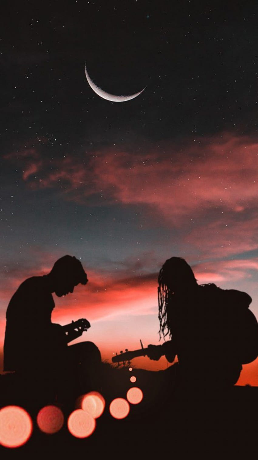 Romantisches Paar, das Gitarre spielt Sonnenuntergang Halbmond. Romantischer Hintergrund, iphone Liebe, romantische Liebe, Liebes-Paar-Mond HD-Handy-Hintergrundbild