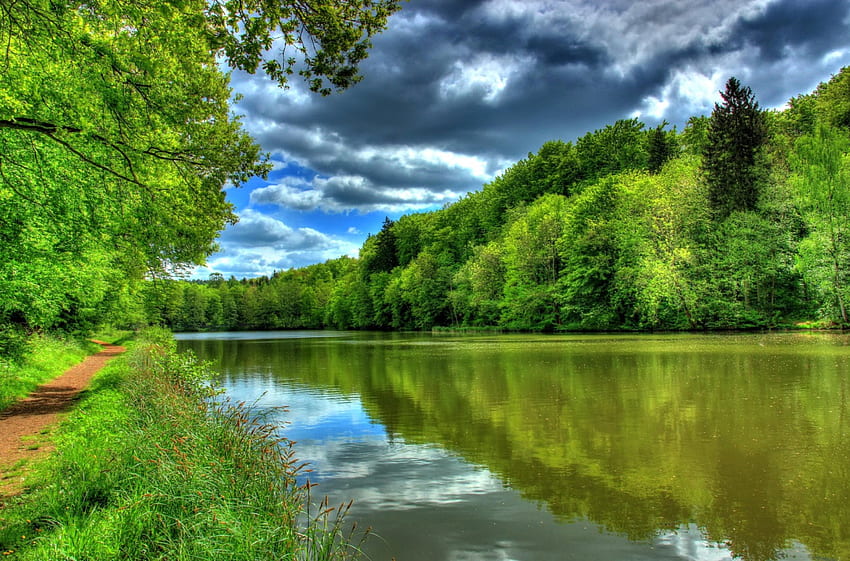 Речни отражения, река, отражения, спокойствие, тишина, бряг, дървета, зеленина, вода, пътека, трева, лято, зелено, облаци, природа, небе, речен бряг, спокойствие, гора HD тапет