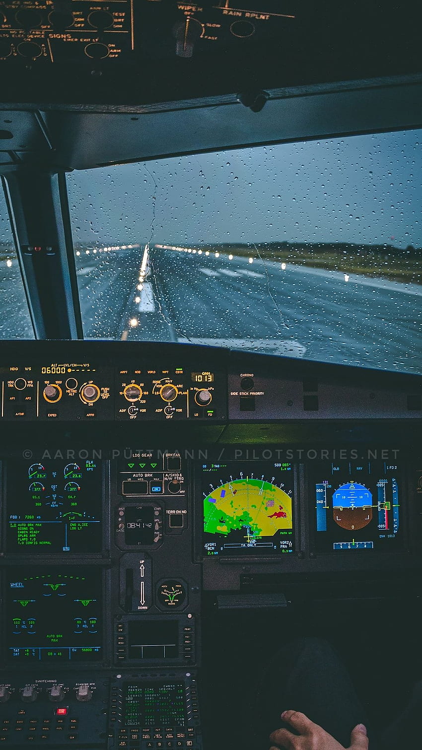 Дъждовен ден в Барселона в пилотската кабина на Airbus A320 - самолет iPhone HD тапет за телефон