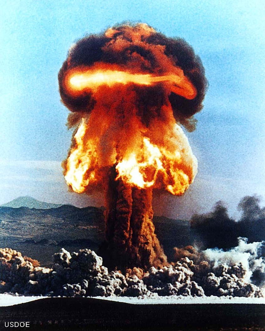 Explosión atómica. izquierda explosión de la bomba atómica de proyectiles de artillería dominó nuclear en su lugar. Explosión de bomba atómica, Nube en forma de hongo, Bomba atómica fondo de pantalla del teléfono