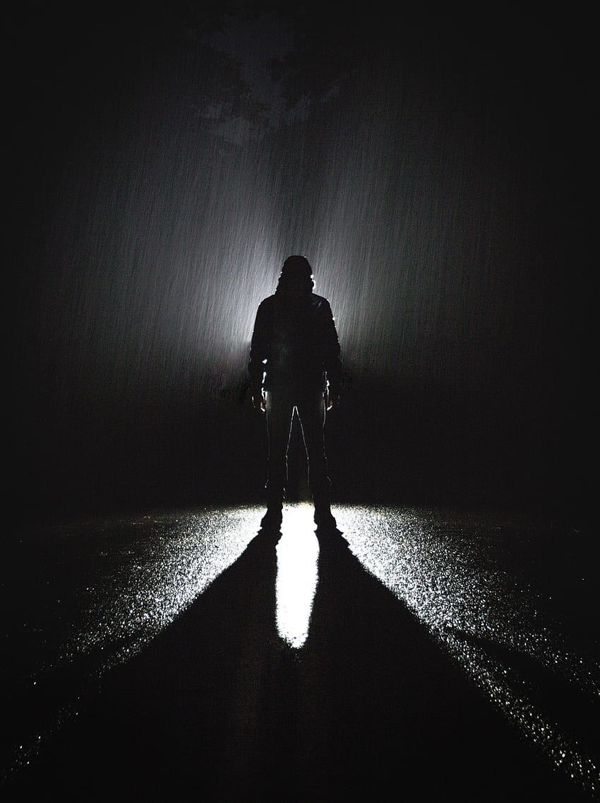 bayangan seorang pria yang berjalan di jalan di malam hari tersesat, Cool Shadow wallpaper ponsel HD